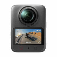 DJI Osmo 360 II, vue de trois quarts avec écran tactile